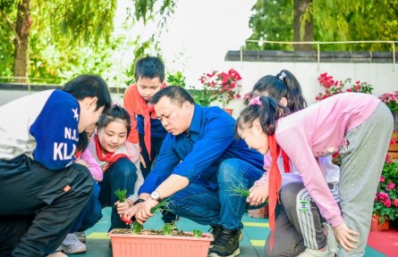 江蘇省南京市南昌路小學(xué)：課堂搬進(jìn)大自然，種花種草種夢想