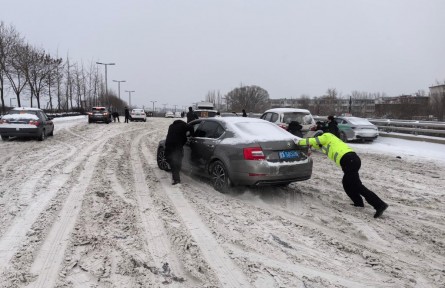 中東部地區(qū)迎大范圍雨雪 各地積極保暢保供